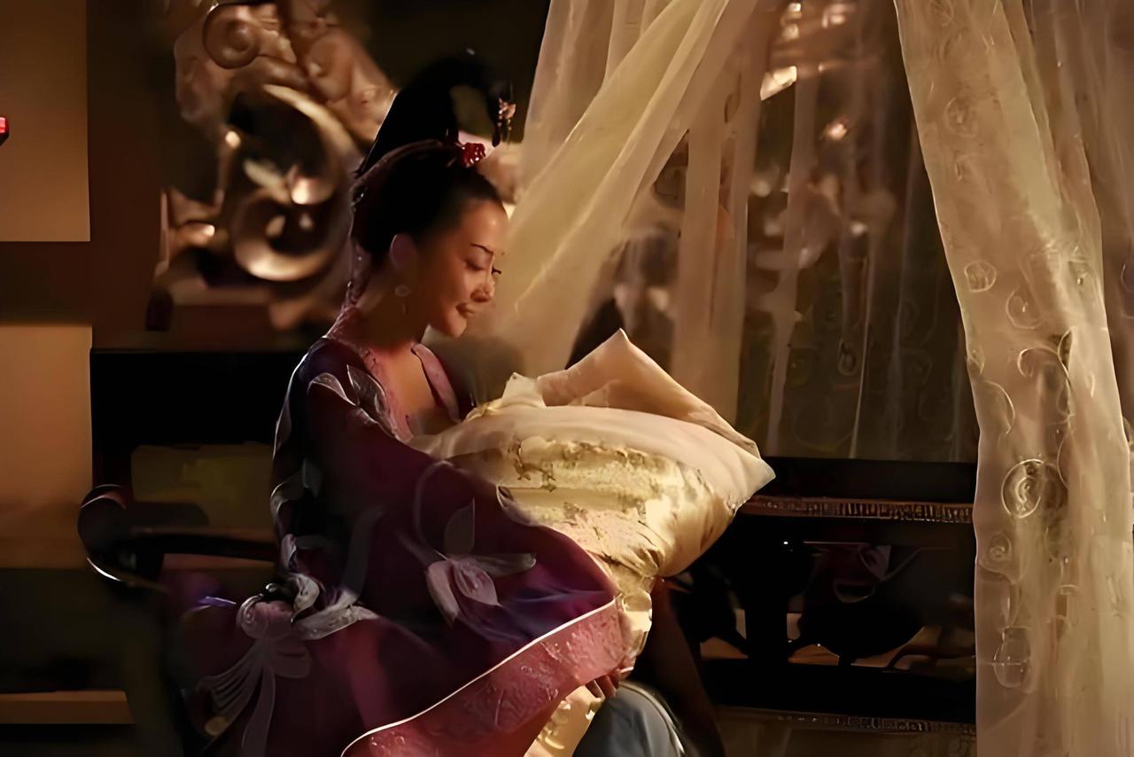 1923年，河南洛阳。一个盗墓贼挖开了一座古墓。墓里有一块石碑，上面刻着墓志