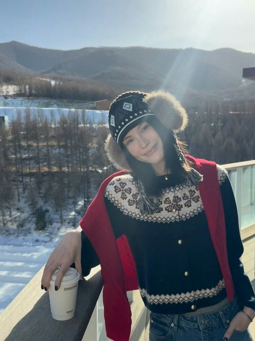 何穗雪中素颜怼拍何穗的雪地素颜照美得犯规！羽绒服配毛线帽，随意中透着高级感。清