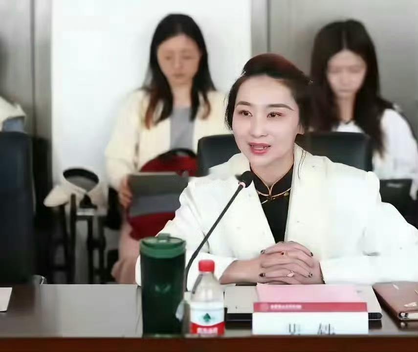 北理工裴轶美女老师课程言论争议出名，结果论文又被扒出时间疑点，真的应了那句话，高
