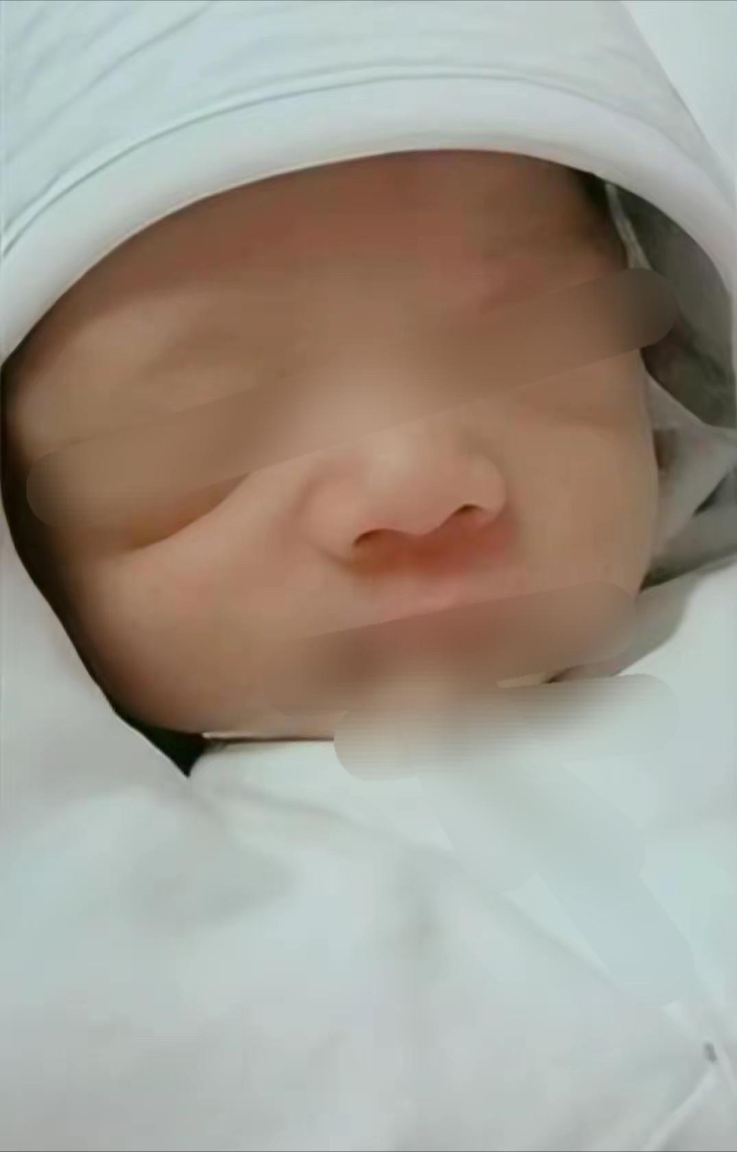 泪目了!广州，产房里一个刚出生三天的小男婴不睁眼，不哭不闹，只睡，家里人起先当是
