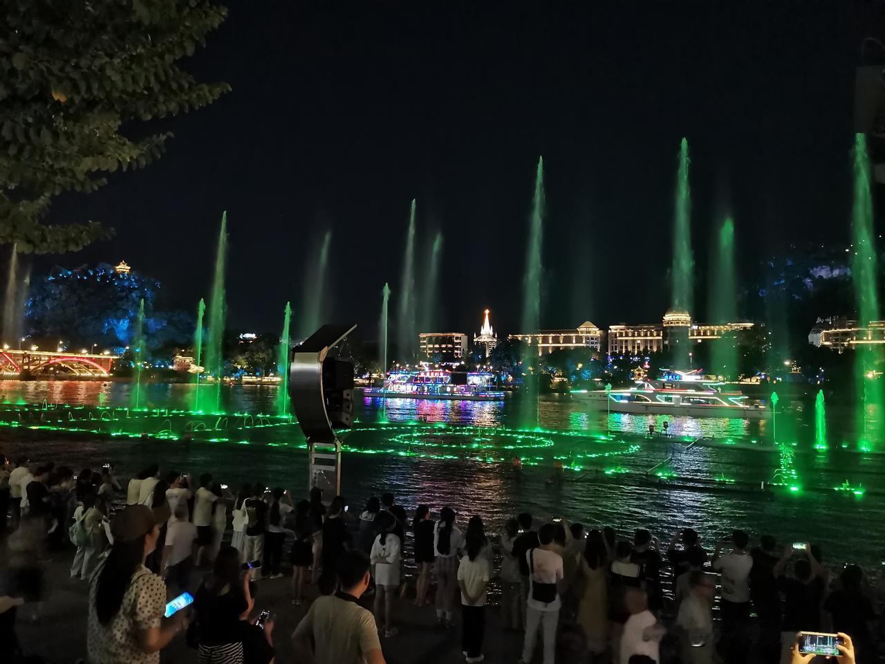 家人们谁懂啊，柳州音乐喷泉的音乐全换了，真的太震撼了！之前去看的时候，喷泉随着熟