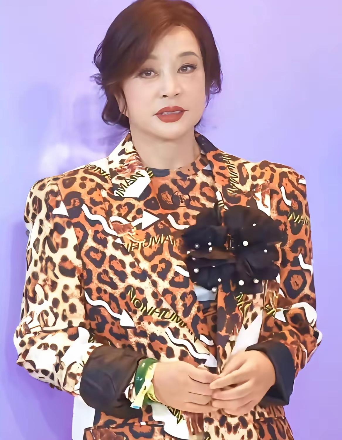 刘晓庆的现状，给所有中年女人提了个醒74岁的年纪，别人早在家含饴弄孙、养