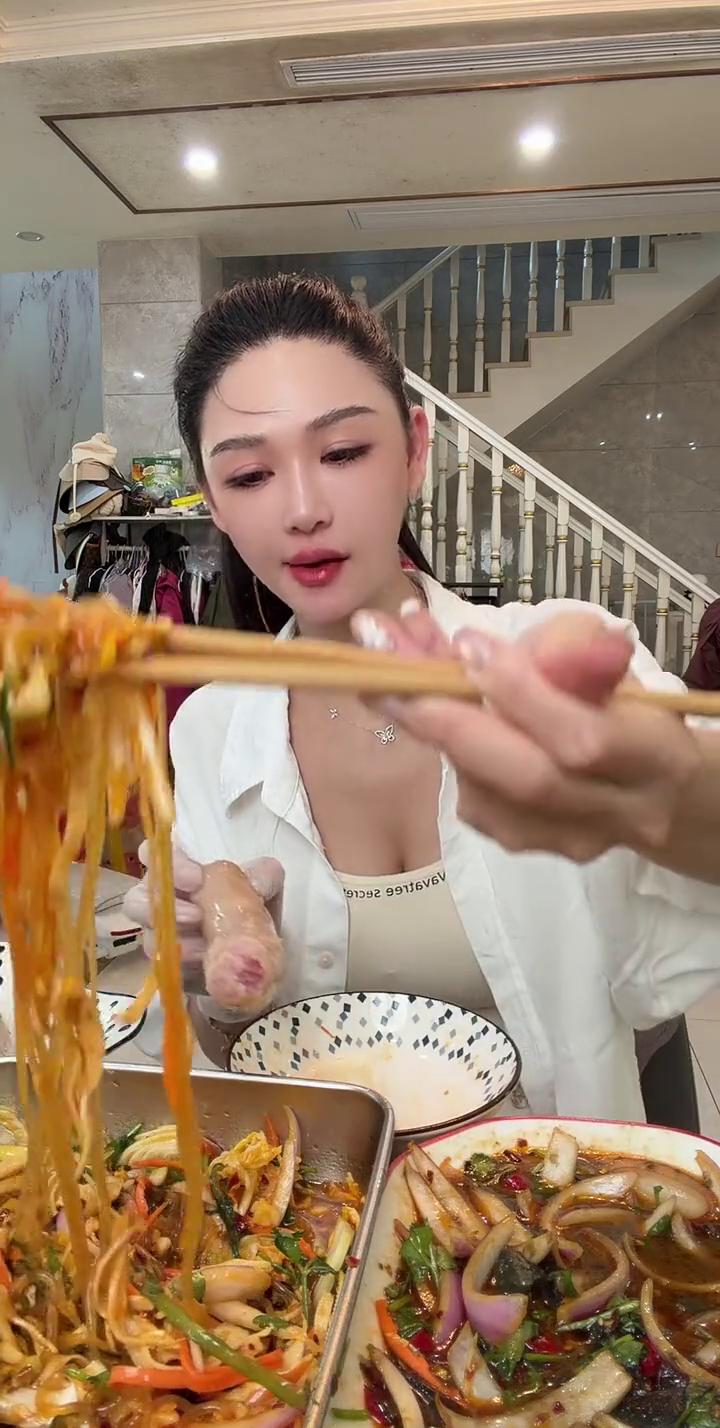 这个是沈阳白肠，没有添加红红的，肉香味十足，是咸口的，没带甜味。配料表都是没有糖