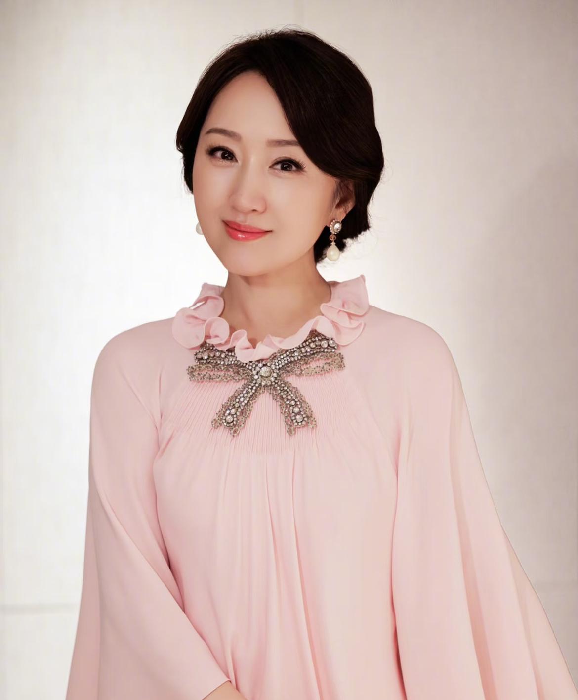 杨钰莹是懂流量的，她这次躺赢翻红不是因为娃娃脸，也不是因为嗓音变了，而是因为