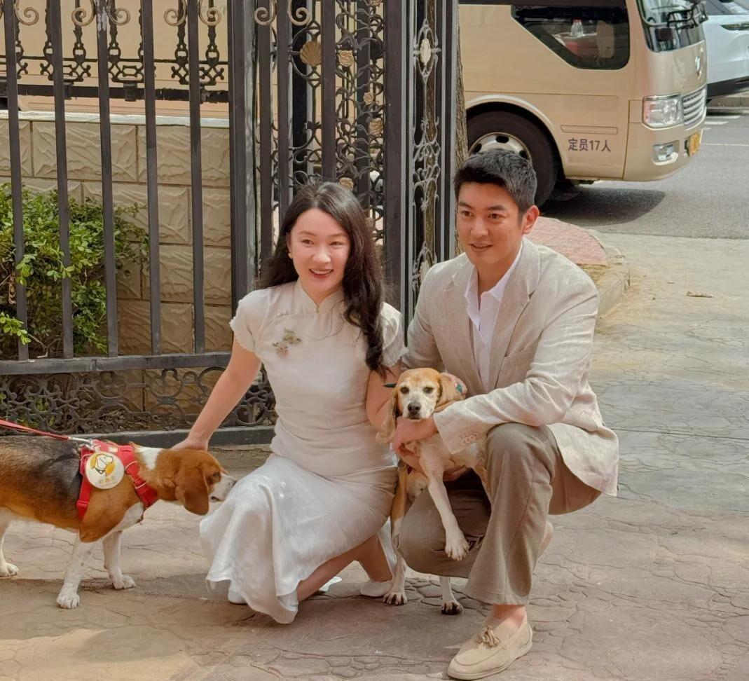 杜江夫妇现身好友饭局，霍思燕妆容搭配引来争议，瘦下来腰肢纤细，大方澄清宠物相关传