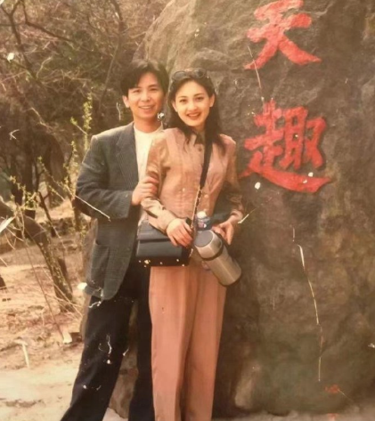 看到牛莉和她老公年轻时候的照片，原来那时候就漂亮得不得了​​​