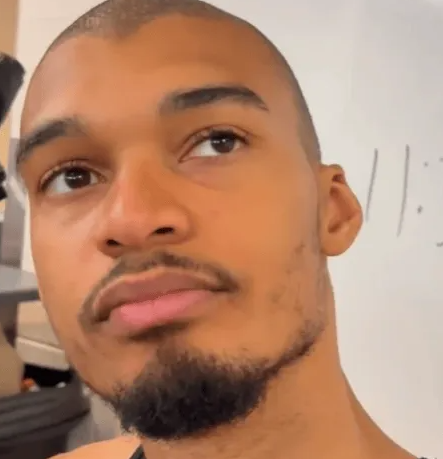 NBA常规赛，马刺106-111不敌火箭。赛后，维克托-文班亚马接受了采访，谈到