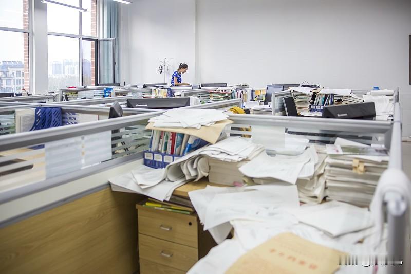 人都会羡慕那种自己没做过的体面工作。身边两个同学就是互相羡慕。一个是省厅下面