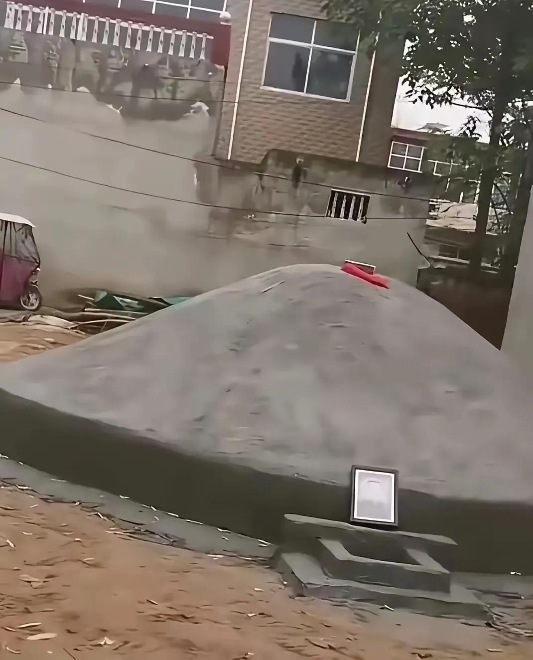 自家宅基地建房，却被邻居拿“风水”卡了半年签字，这操作真够让人窝火！更离谱