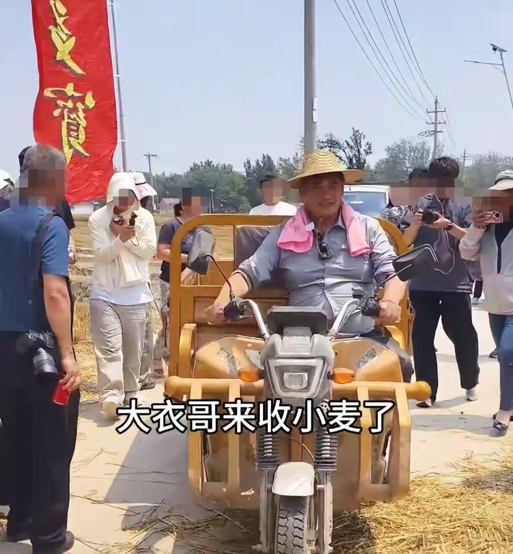 眼下山东菏泽迎来麦收季，常年奔波各地商演的大衣哥朱之文，放下繁忙工作回到朱楼村，
