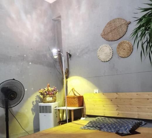 我闺蜜，两口子年入60万，买房后却住进了毛坯房。亲戚骂她抠门，朋友说她装穷。我去