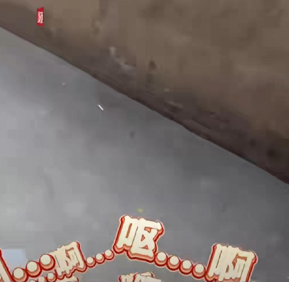 外卖小哥取餐被后厨熏到干呕！12月2日，山东青岛一外卖小哥帮顾客取餐时，被店家后