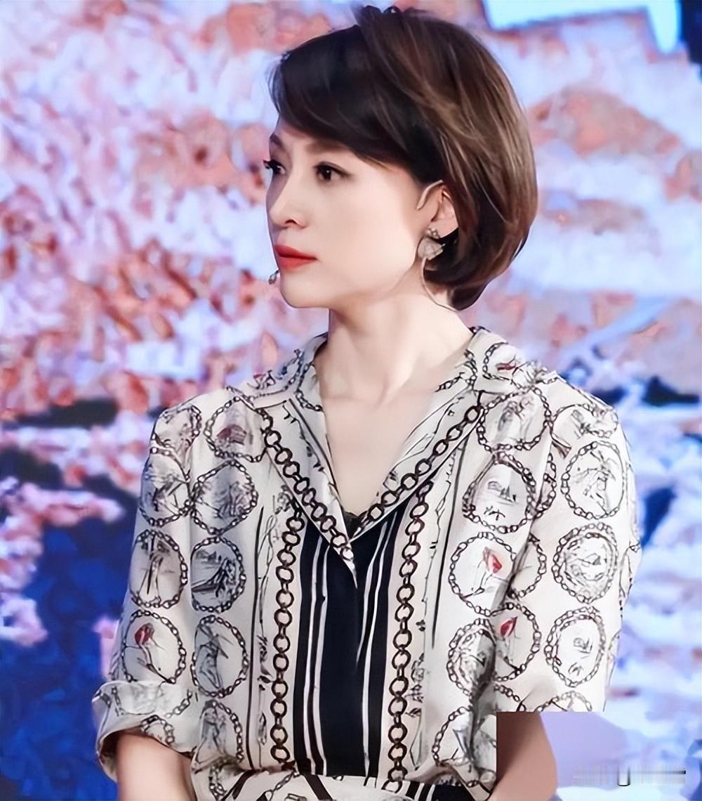 董卿节目被撤销有什么错？央视名人董卿在节目开播前几小时被取消登台，引起了不小的