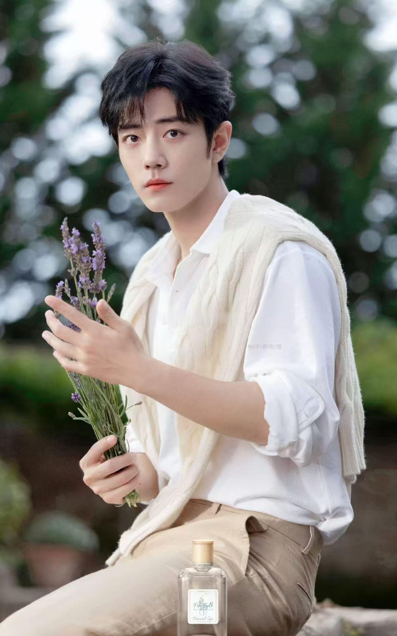 不知道肖战的比例很曼妙肖战直接打假“人靠衣装”！简单穿搭配逆天曼妙比例，自带建