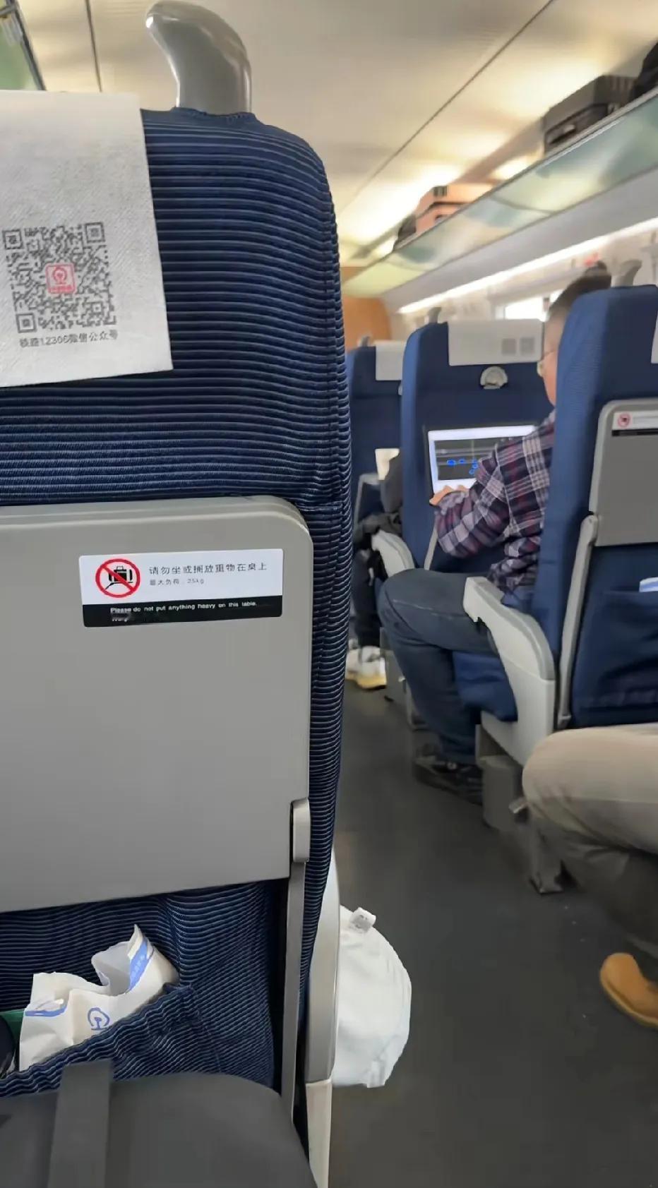 这大哥到底是干啥工作的？感觉挺厉害的。屏幕一下放大，动来动去的，看不懂，这是画什