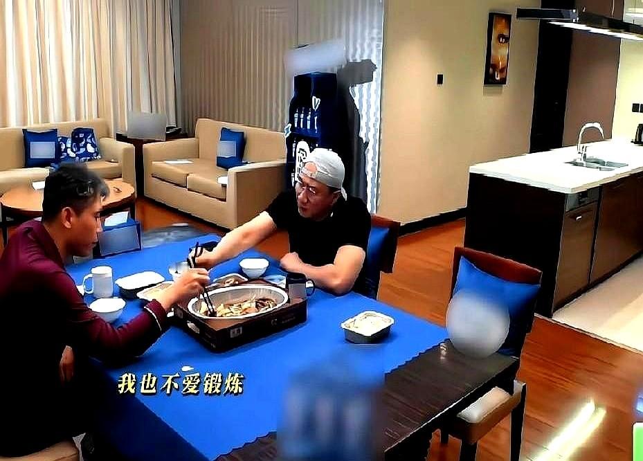 58岁的胡军站在52岁的李乃文旁边，硬生生把对方衬出了几分老态。李乃文平时佛系，不怎么动。胡军看不下