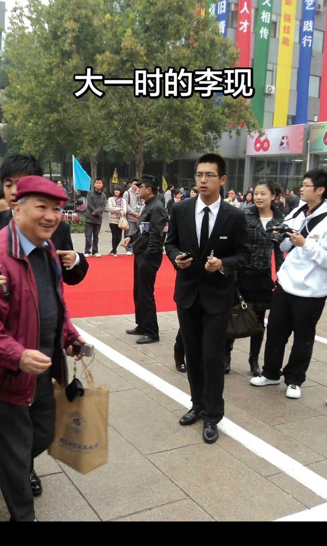 李现大学时期的照片，看起来比较稚嫩！那个时候除了发型以外基本上跟现在一模一样了