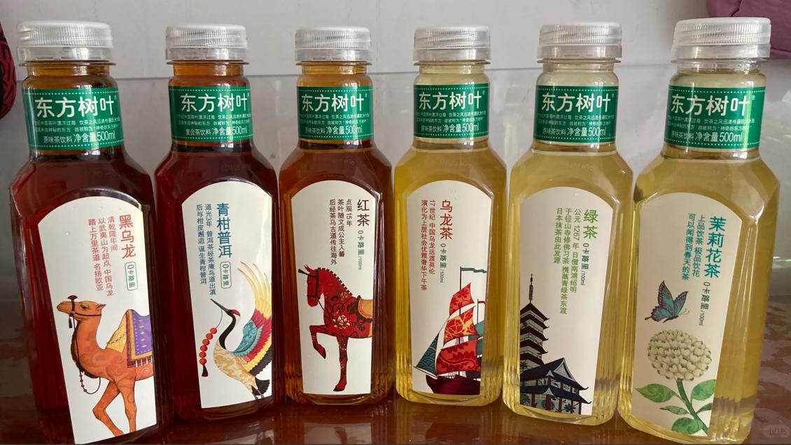 一个日本姑娘在中国便利店随手买下一瓶东方树叶，看了瓶身的历史注解，瞬间内心翻涌！