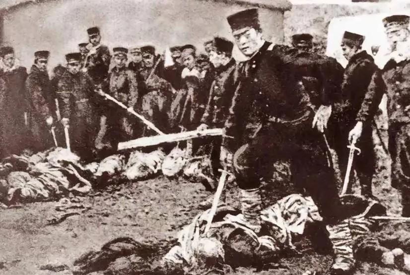 1894年，持续4天3夜的旅顺大屠杀中，一名日军正要割下一名母亲的乳房，2岁的女