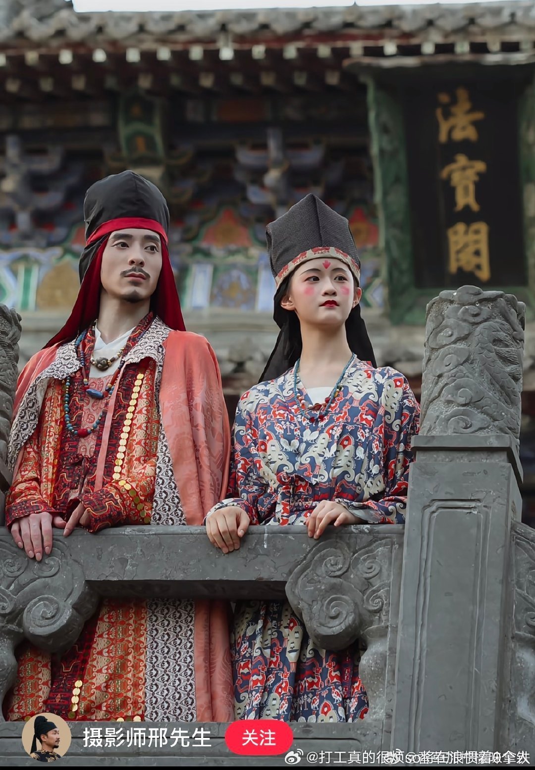 就一二这样加不涂红脸蛋正常妆容我觉得服装造型都挺特别且不难看的啊