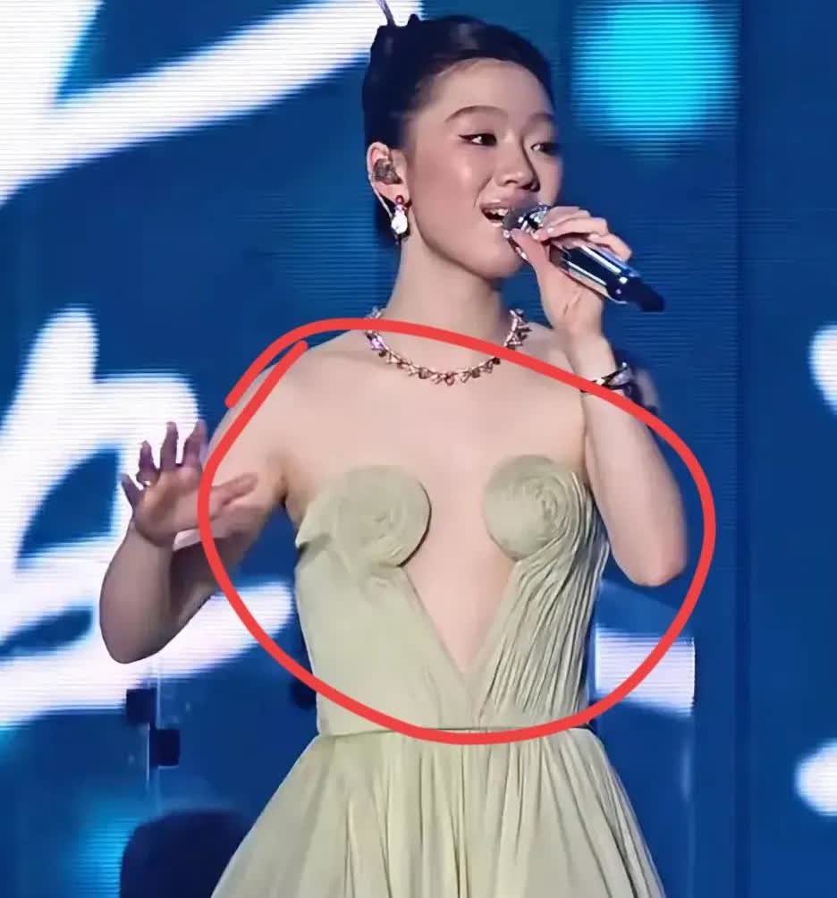 单依纯这造型我是真绷不住了！粉丝护主先别急，那裙子真的一言难尽啊[汗]。
