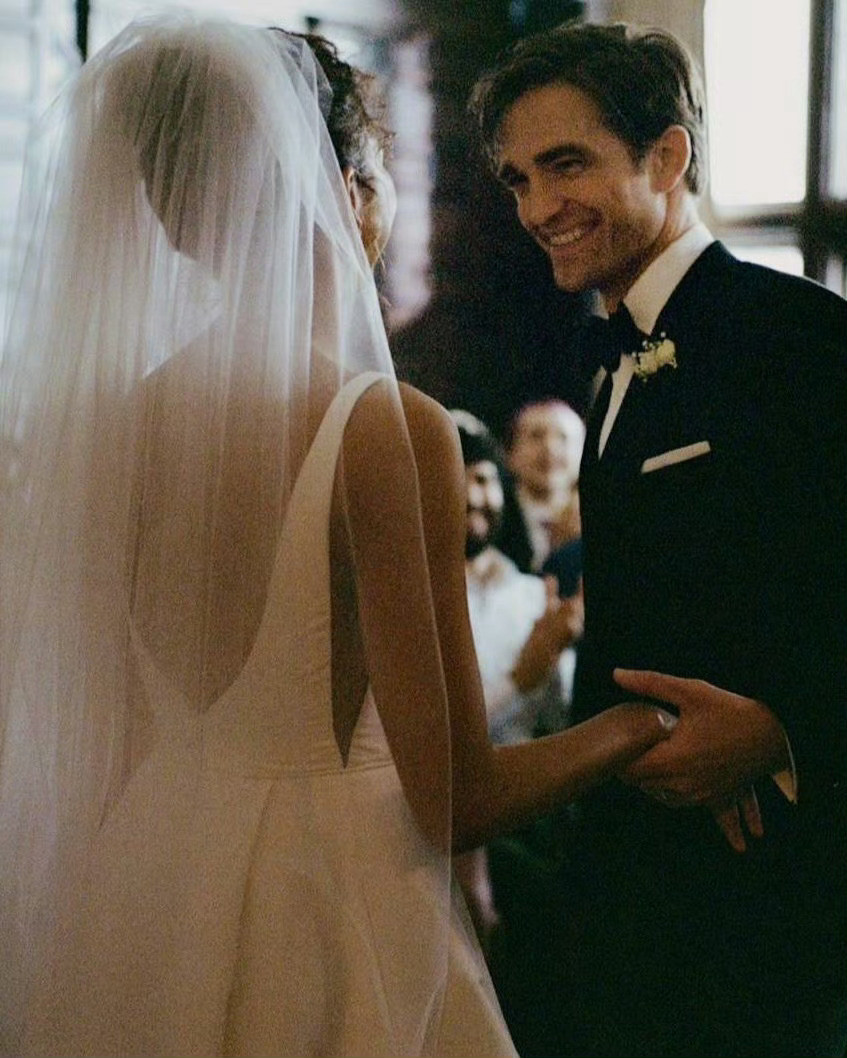 赞达亚帕丁森新片婚纱照《Vogue》婚庆版分享赞达亚、罗伯特·帕丁森主演新片《爱