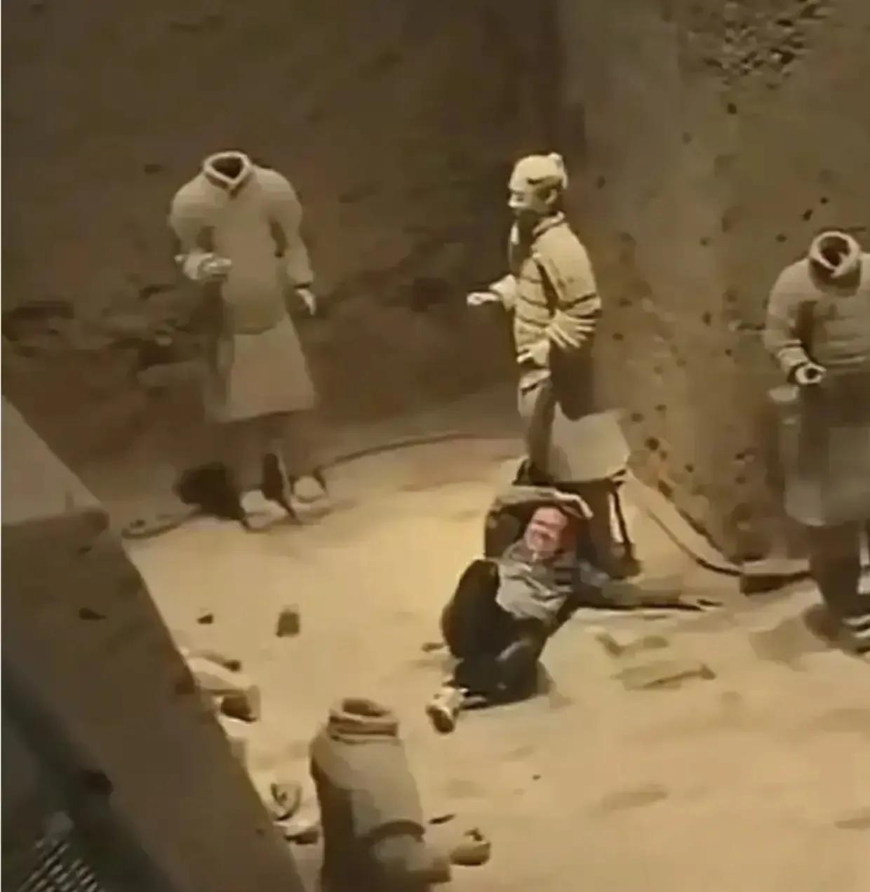 兵马俑那么多年好好的，现在被精神病人给推倒了？这两天精神病这个群体是真牛啊，