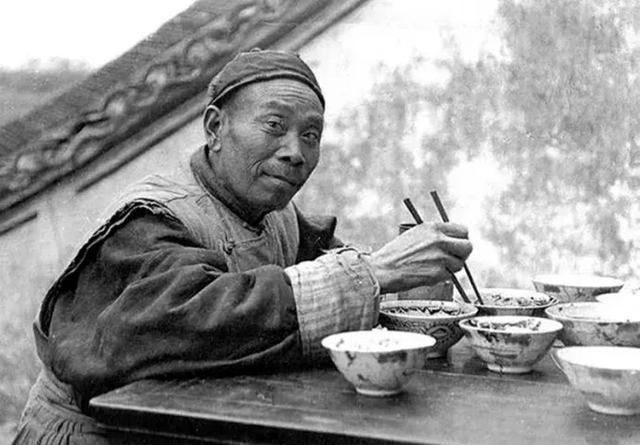 民国时小地主可吃不起白面，白面30斤1.5大洋，如果自己种的一亩地300斤小麦全