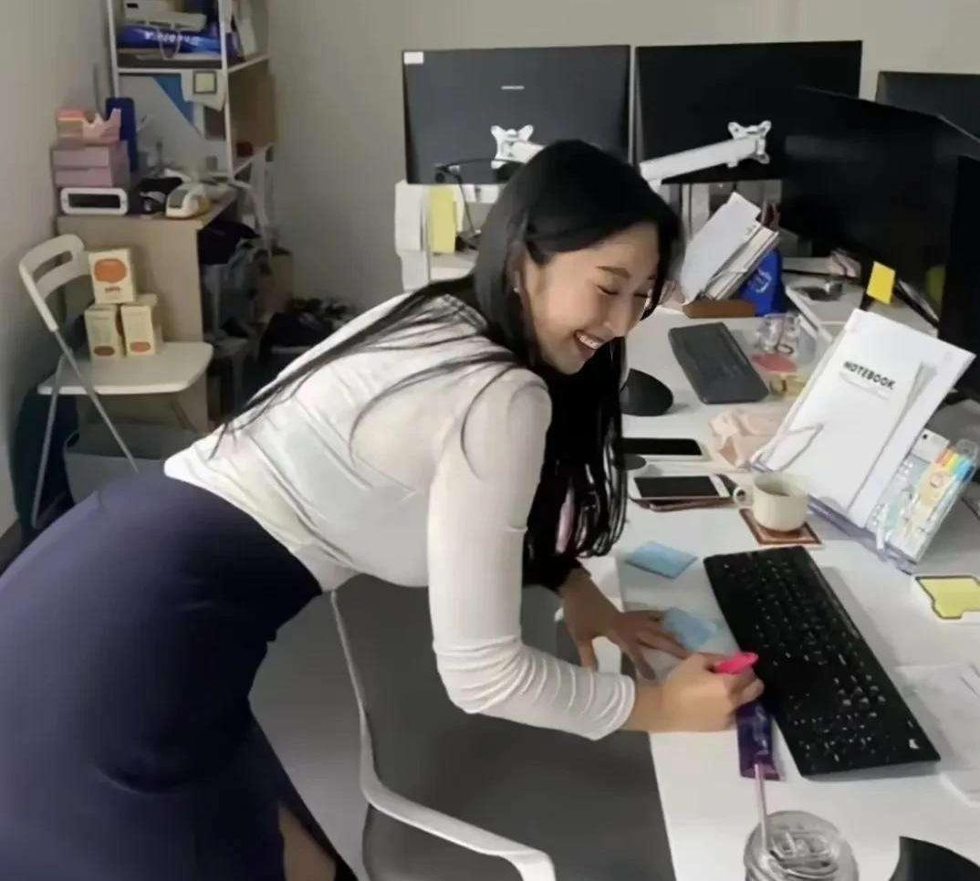 你猜她因为什么事情笑得这么开心？