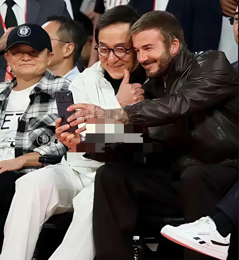 从这张这张照片看得出来，当年的成龙是看不上马云的，马云面部表情很难看…..！​