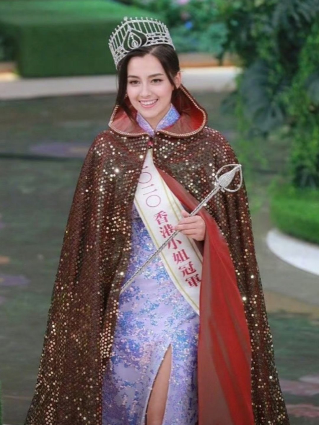 谢嘉怡称看着奶奶的房子被烧光香港大埔宏福苑26日下午发生五级火警。港姐谢嘉怡在