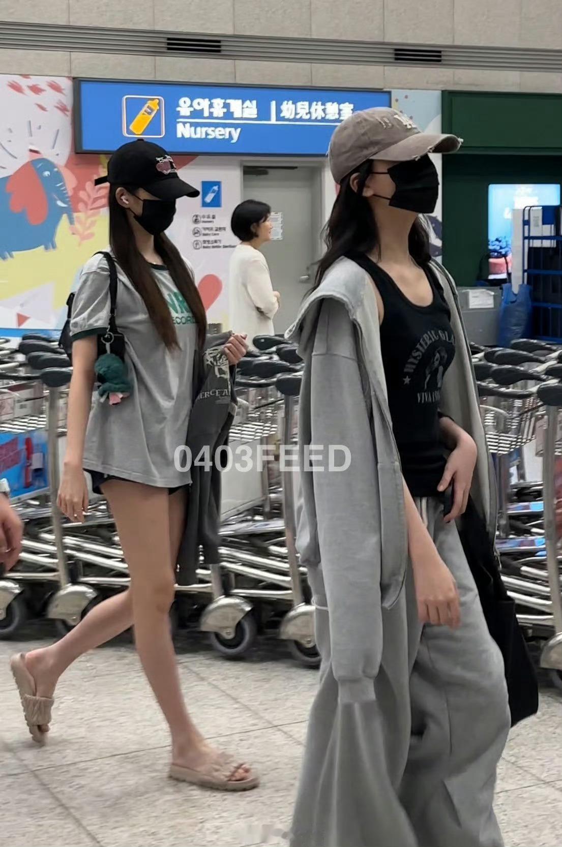 【张元英】女神就是即使把脸遮住依然让人觉得是女神张元英模仿小时候自己的照片​
