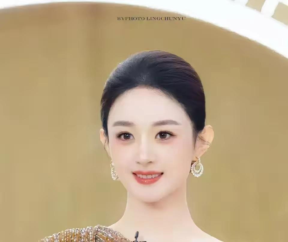 冯绍峰上海那辆车的后座，儿童安全座椅装了5年没拆过。赵丽颖晕倒送医的消息刚弹出