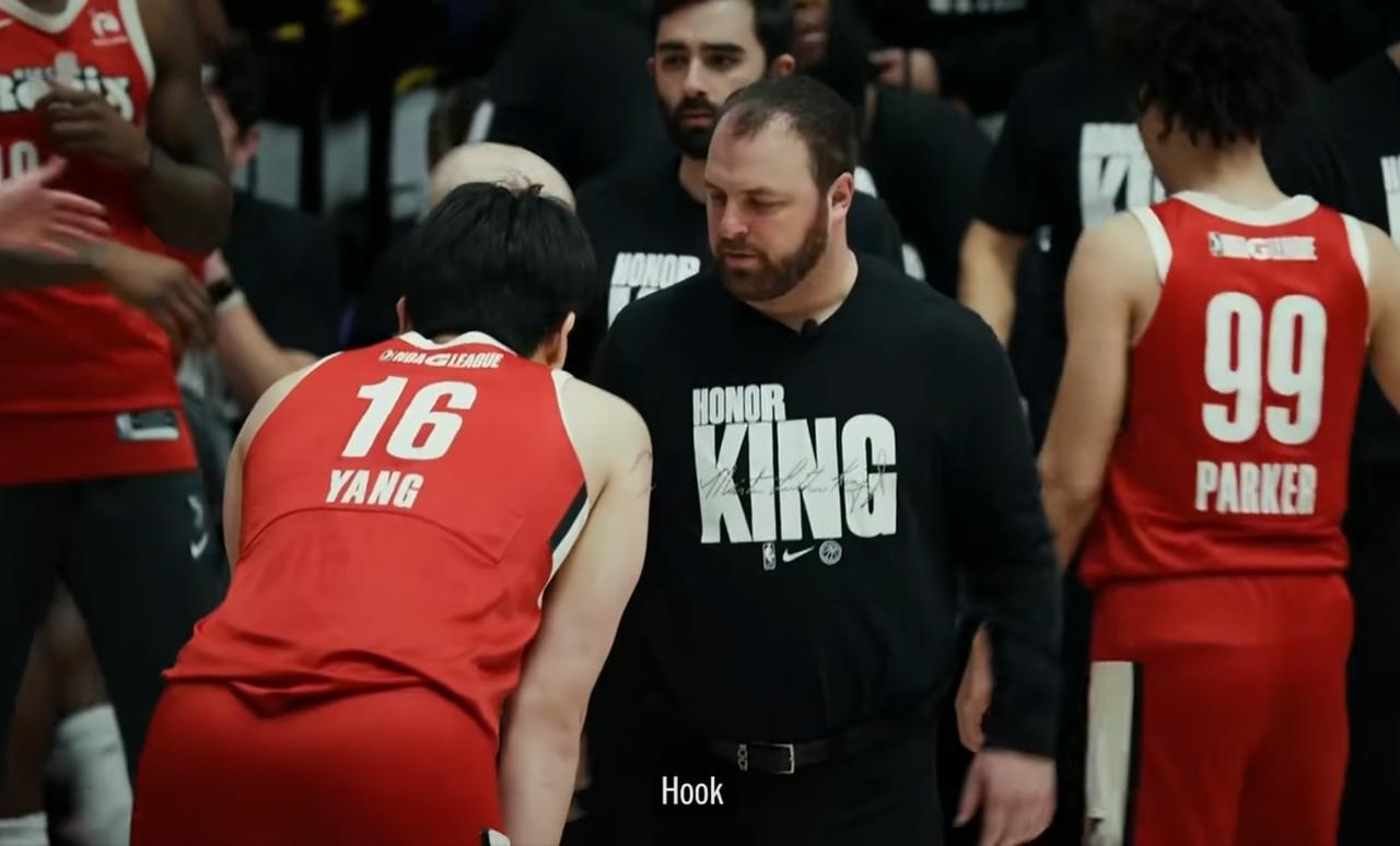 杨瀚森继续首发出战G联盟，开拓者混音第一节就被打崩溃了，开场怎么也投不进，一节就