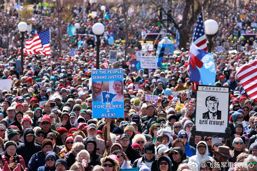 美国“NoKings/不要国王”抗议活动中出现了艺术品。