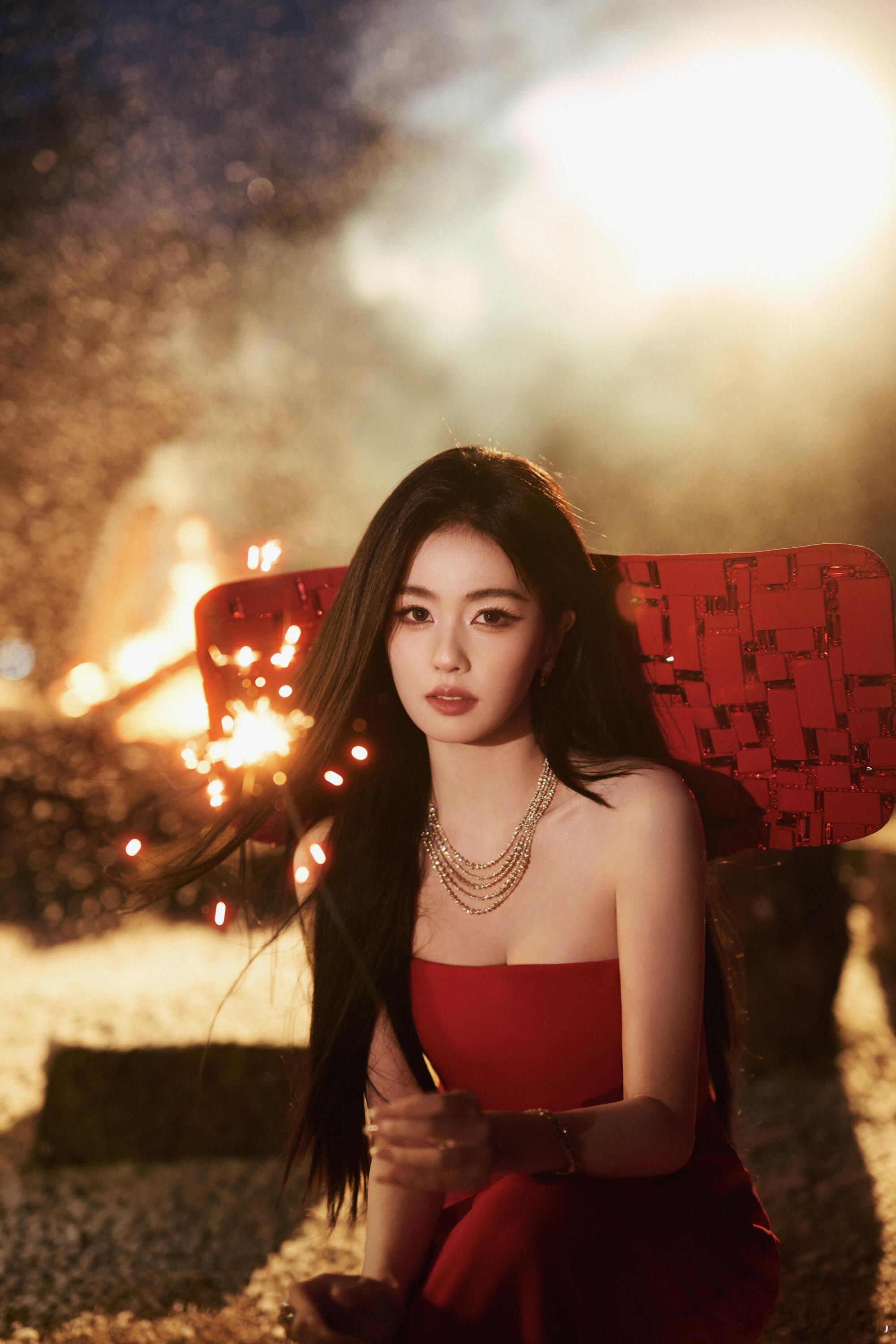 白鹿祝大家新年快乐祝福声里，新角色也缓缓浮现✨。这是她潜力的又一次绽放，证明内在