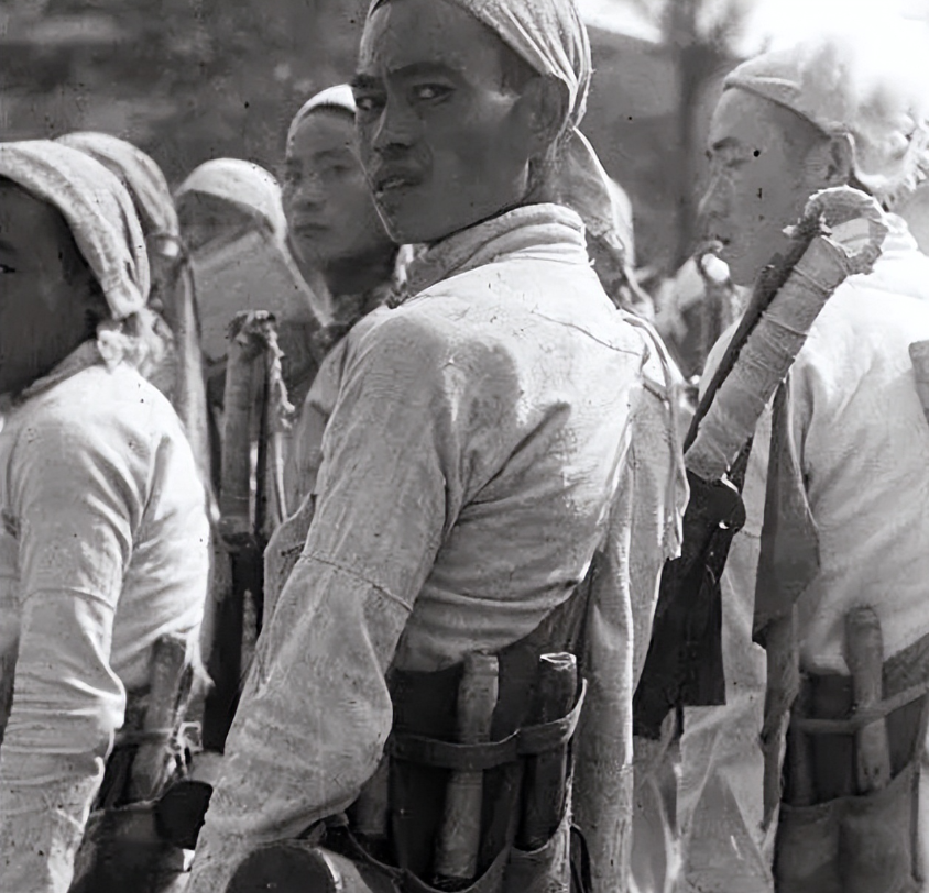 1938年10月的一天，陕军战士们伏击了日军一辆卡车，当战士们攀爬上卡车车厢后，