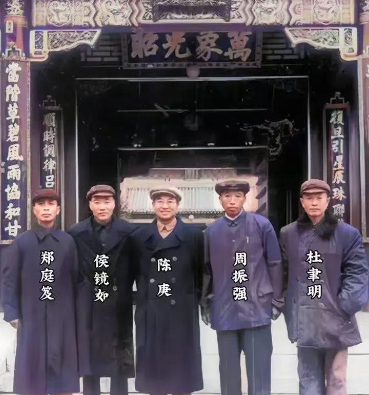 看看开国大将与黄埔同学合影，站中间妥妥的C位，穿的衣服更像个富商，表情更不用说，