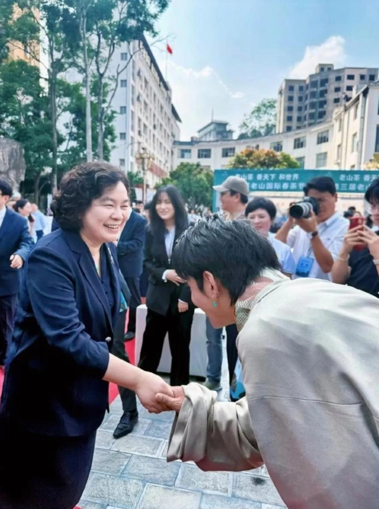 一觉醒来，丁真已经是别的明星跟不上的高度了，真是羡慕嫉妒恨啊，他昨天竟然见到