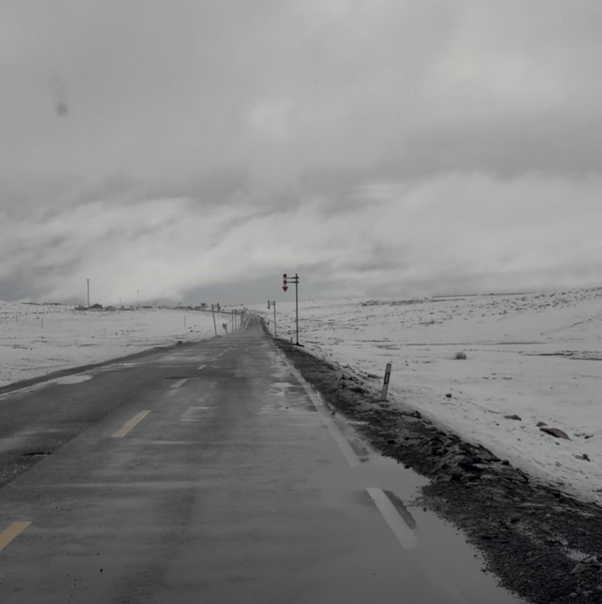 今天有点小遗憾，原本昨天预约好的独库公路，因为昨晚一场雪，今早封路了。司机小