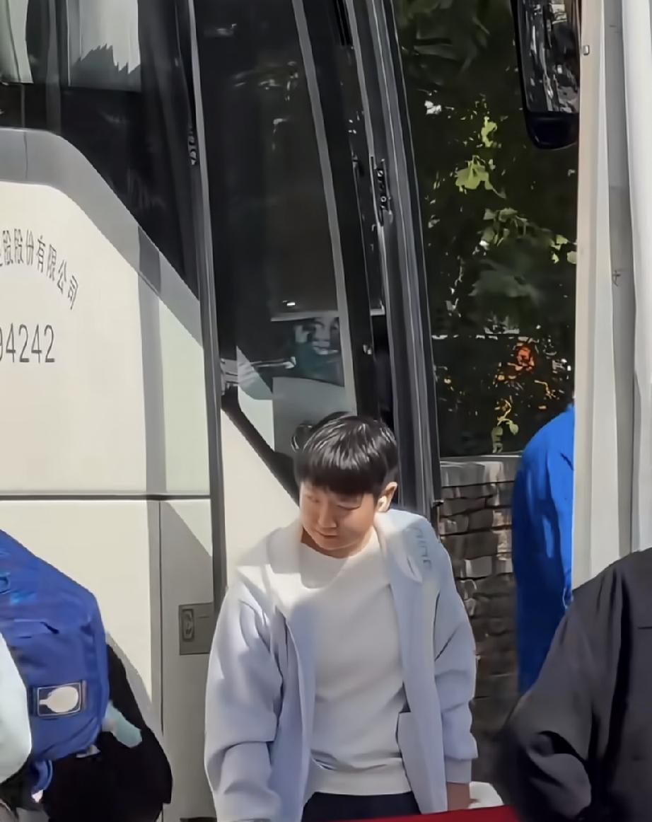 莎莎又改新发型了。这次托尼老师剪头发有点狠，转过身后，头后面很有层次感。感觉