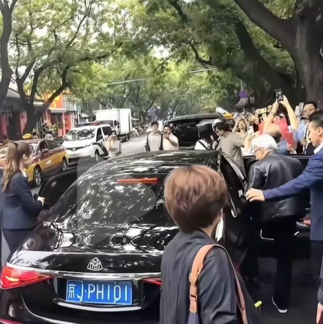有人打车打到了前几天黄仁勋坐的迈巴赫随便一单都要四五百块钱，真的太尊了