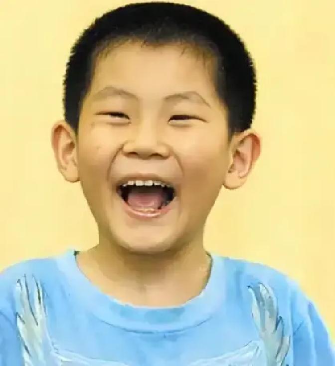 山东出了个神童，俩天刷完小学，10岁高考，狂揽566分。结果大学才熬一年，嫌课太