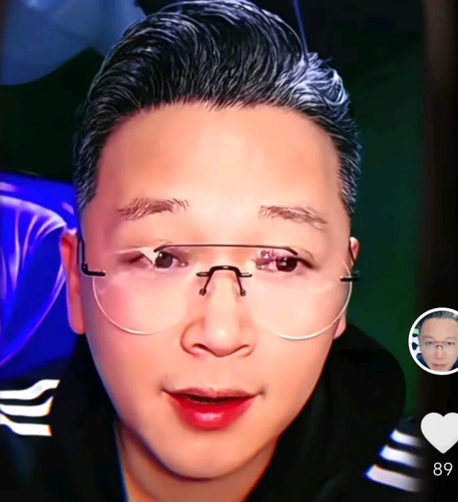 解说员周亮批评了上海申花俱乐部管理层，认为他们此前不应该和主教练斯卢茨基续约。