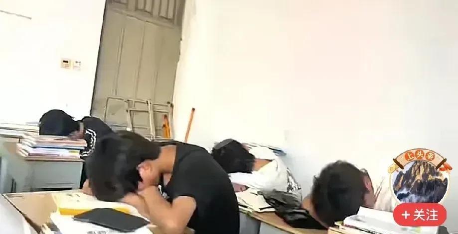 #“佛系”教师课堂不管学生对吗#看到图片显示的画面，我认为老