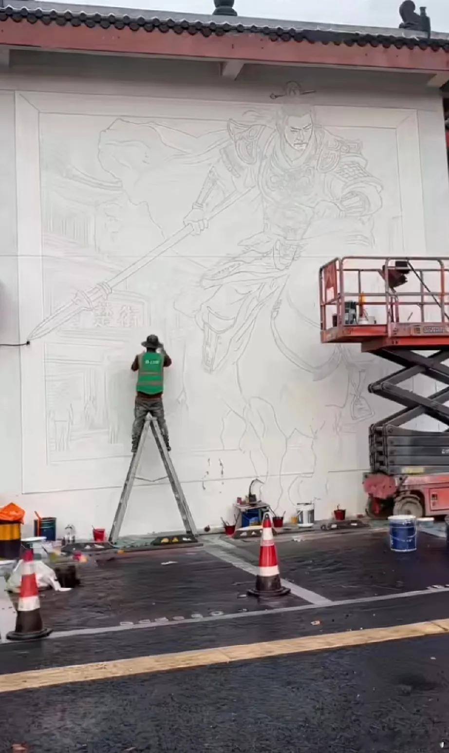 宿迁街头，博主手绘何润东版项羽，画面气场拉满，视觉效果惊艳。不少网友觉得人物构图