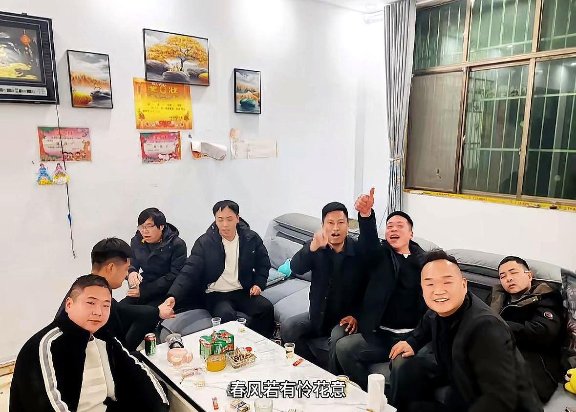 人红了，兄弟的局不到了，才是常态。你看河南那网红张乔，发小聚餐的照片一出来，酒