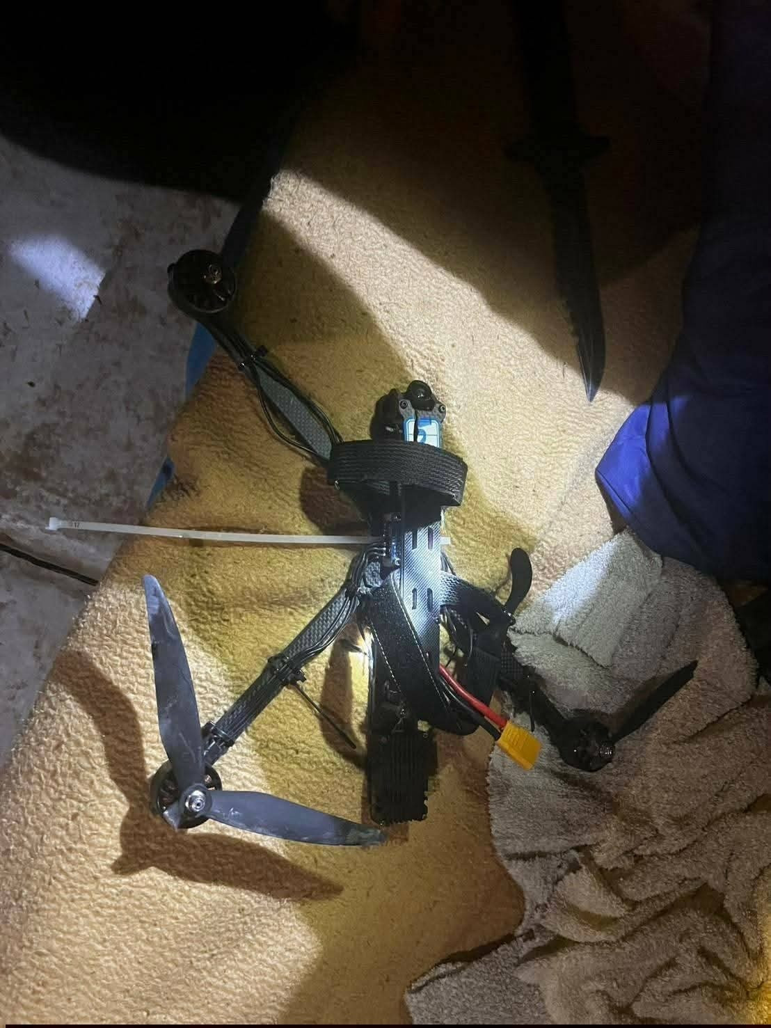 昨天中午，柬埔寨陆军第三支援师司令部被泰国炮兵彻底摧毁。柬埔寨士兵在Telegr