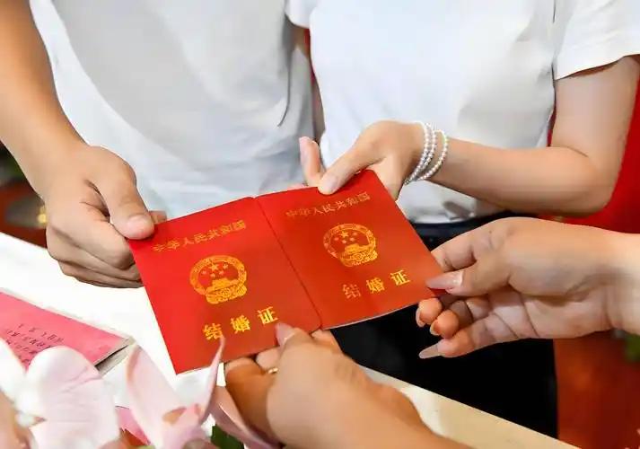 这几年，一些地方出现了一个值得注意的现象：涉外婚姻登记数量上升，但其中部分婚姻的