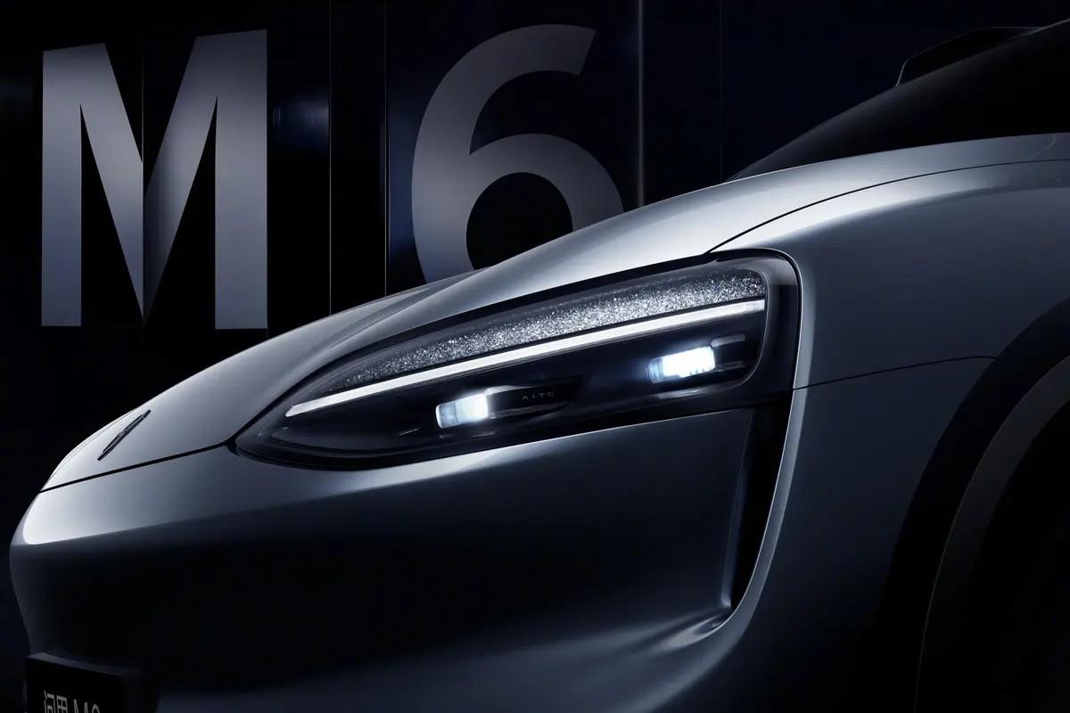 问界M6的银色官图今天出来了。这颜色配黑曜套件，确实看着精神不少，比家族里几个大